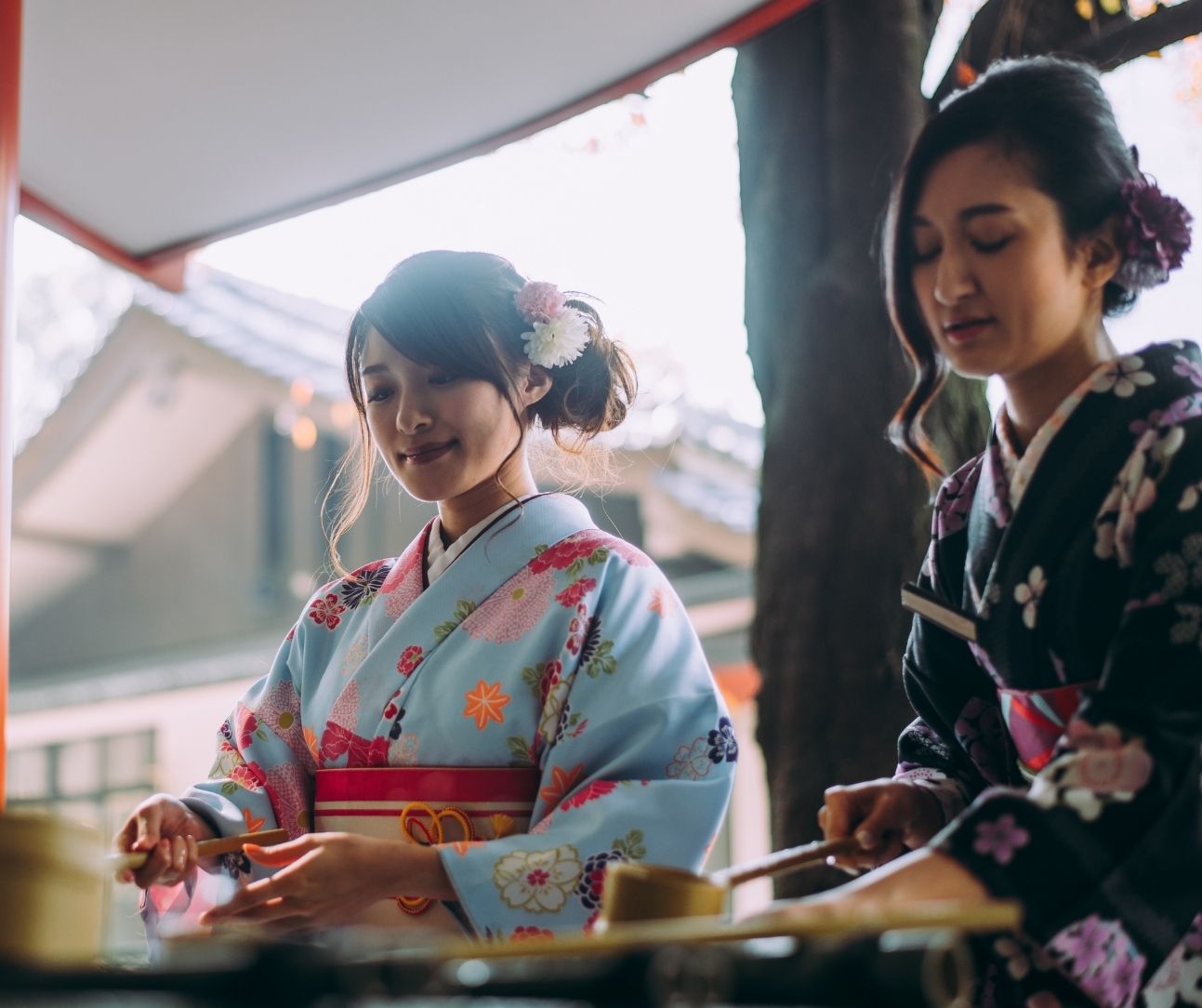 Người đi l&agrave;m học tiếng Nhật tr&ecirc;n laptop v&agrave; điện thoại trong thời gian nghỉ